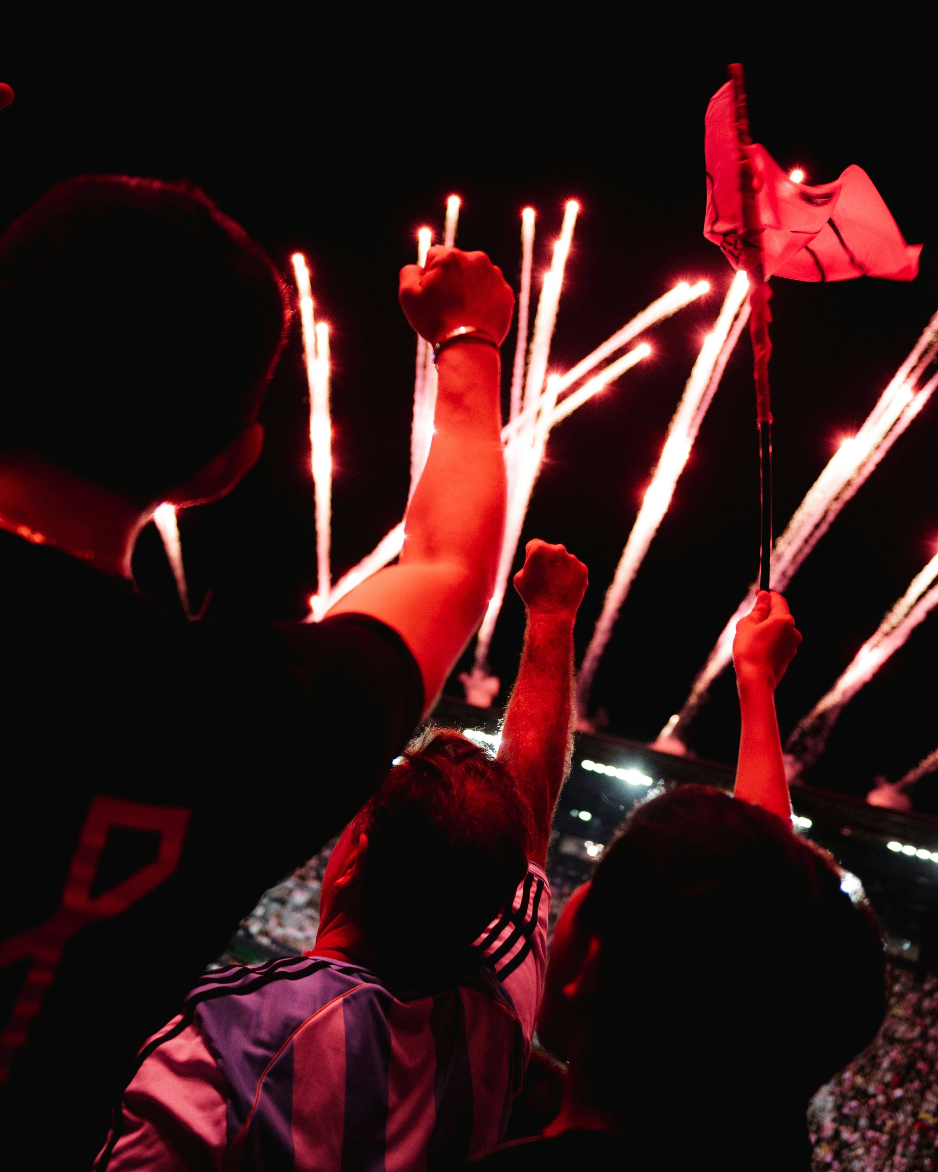 开元棋牌app下载页-国足球迷在现场玩人浪庆祝