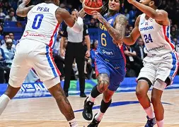 开元-俄罗斯篮球队员把裁判投进蓝了